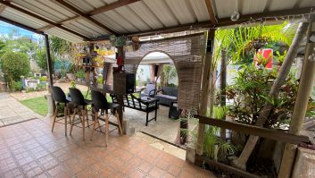 La terrasse est bien equipée.avec une barre de son integre