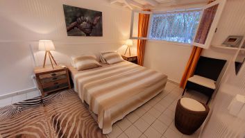 Villa KAZ A BAR : chambre climatisée avec lit 180