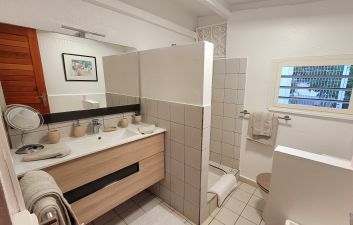 Villa KAZ A BAR : une des 2 salles de bains