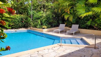 Villa KAZ A BAR : transats en bord de piscine