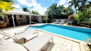 Villa KAZ A BAR : ses transats et piscine