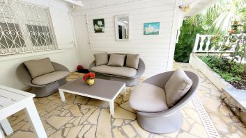 Villa KAZ A BAR : sa galerie avec son coin repas et salon