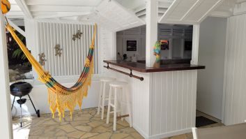 Villa KAZ A BAR : sa cuisine ouverte sur la galerie avec son bar