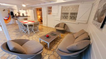 Villa KAZ A BAR :  sa galerie avec son coin repas et salon