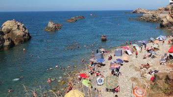 La plage est composée d'une alternance de galets et sable. Elle