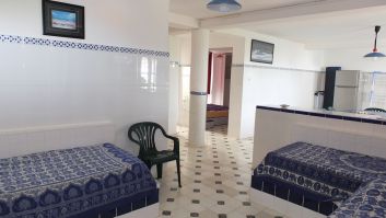Le coin salon, dans l'entrée, avec trois couchages de qualité