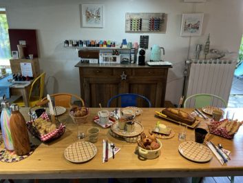 Petit-déjeuner dans la salle à manger