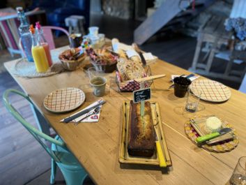 Petit-déjeuner dans la salle à manger