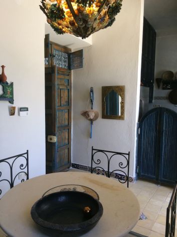 Le coin à manger et la cuisine derrière