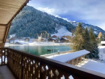 vue d'ensemble du chalet et de son abris 7 voitures + parking