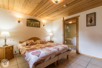 chambre 1 avec coin lit bébé et salle de bain balneo