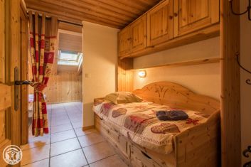 chambre n°4 avec sa salle de douche +coin  montagne 3 lits