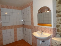 Salle d'eau accessible handicapé moteur attenante à la chambre r
