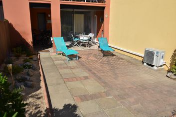 Loggia avec table et chaises de jardin