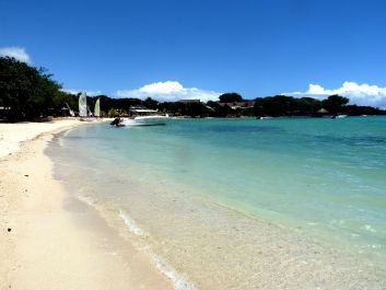 Plage publique d'Albion, avec Club Med au fond