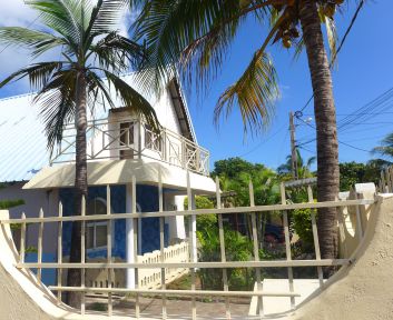 Maison, depuis l'Avenue des Rosiers