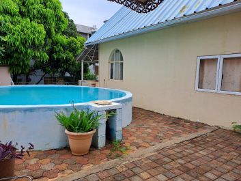 Piscine dans le jardin privé