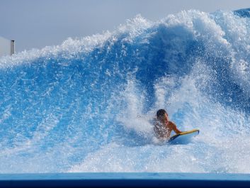 Venez surfer à Wave Island!